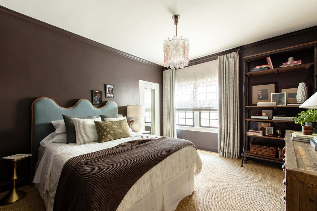 Dormitorio con cama tamaño queen