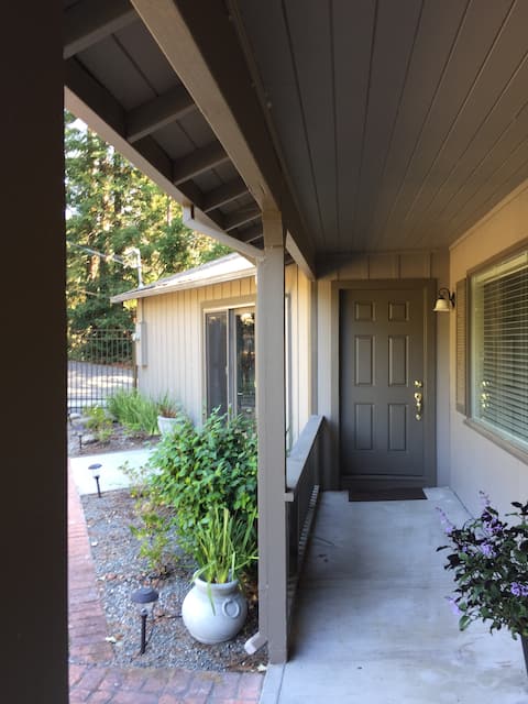 Lovely 1 bdrm apartment, secluded, gardens