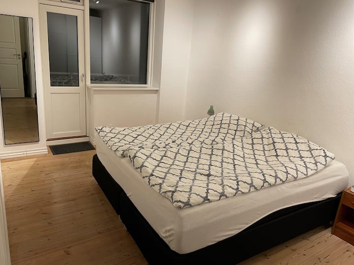 Спалня с достъп до балкон