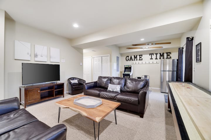 Lower Level Living and Game Room!
Huge Smart Tv, plenty of seating and fun games make this 2nd living room a great added space!