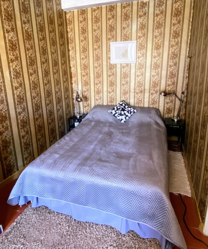 Get a great night's sleep in the quiet second bedroom double bed.

Period wallpaper but modern bedside tables and lamps, power and usb sockets.