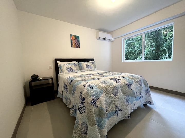 Hlavná spálňa s manželskou posteľou Queen. 