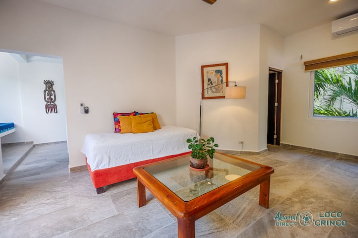 Chumba cha Televisheni mbele ya vyumba vya kulala vya ghorofa ya 2