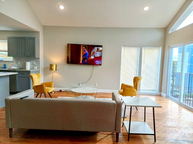 Luxe Apartment 3 BR 2 Bath EWR Centrally Located gallery image 3