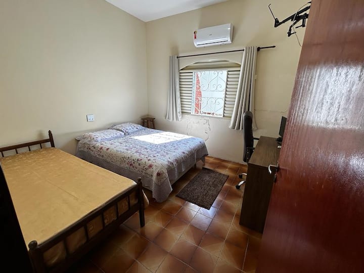 4号套房-配备双人床和单人床、空调、办公桌和椅子 