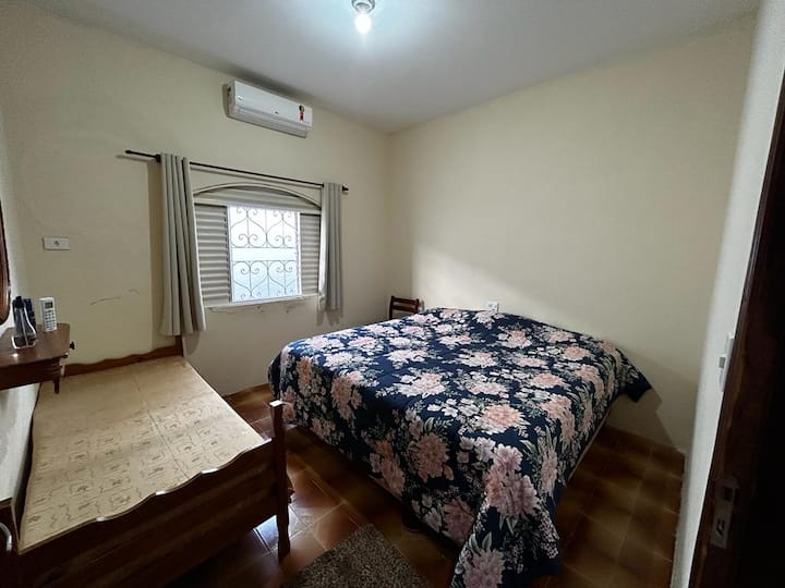 套房- # 3 -配备加大双人床和单人床
