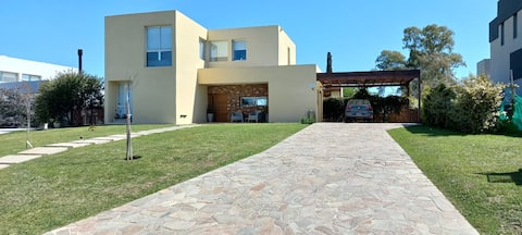 House with pool - Private Neighborhood