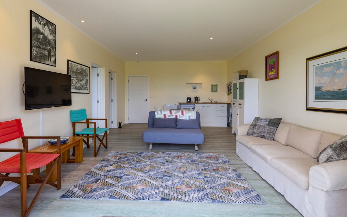 Top performing Airbnb: Apartment, Oneroa Bay, Waiheke Island in Waiheke Island
