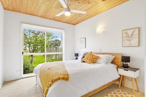 Cosy escape - meters to Lake&Shops, fully fenced.