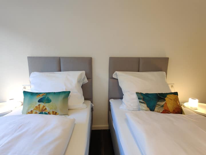 85qm/4 Bedroom/parking/king-bed/fast Wifi/netflix - Weinstadt