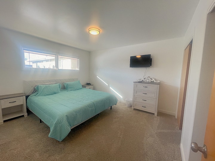 Royal Retreat: opustite se u luksuznom krilu u prostranoj glavnoj spavaćoj sobi – bračni krevet, dvostruki ormarići, noćni ormarići i Smart TV za vašu vrhunsku udobnost!