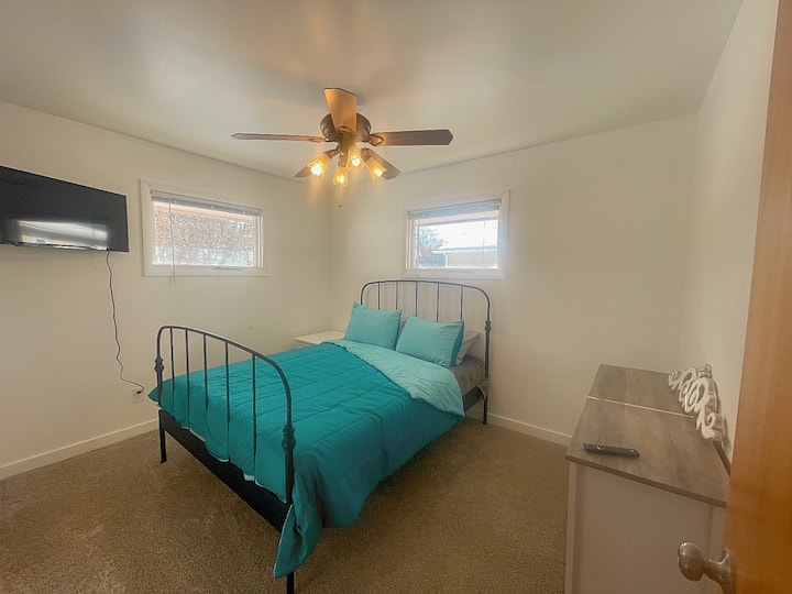 Vaše utočište čeka: uživajte u mirnim noćima u 2. spavaćoj sobi na katu – bračni krevet, komoda, veliki ormar, stropni ventilator, Smart TV i suncem obasjana udobnost!