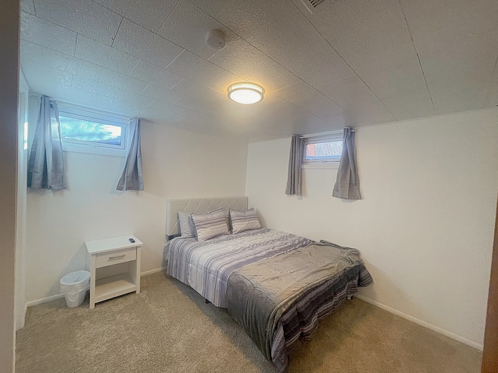 Slatki snovi čekaju: opustite se u udobnosti u našoj spavaćoj sobi u prizemlju s udobnim bračnim krevetom, velikim ormarom i pametnim televizorom. 