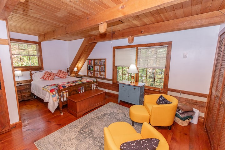 קריאה במיטה מתחת לכיסויים חמים על כריות נוחות היא תמיד תענוג כזה.  