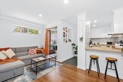 Successful Airbnb property: Palm Springs on Pearl - Scarborough Beach getaway in Scarborough
