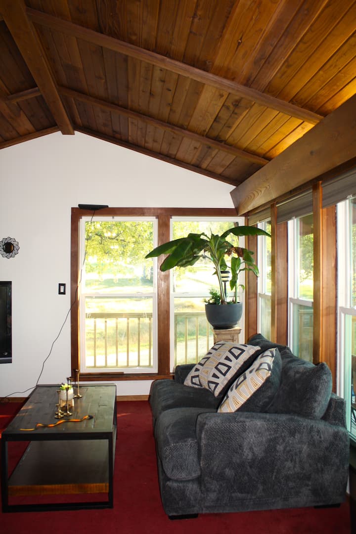 Tranquil Getaway: Pet-friendly Cabin - Fayetteville, AR