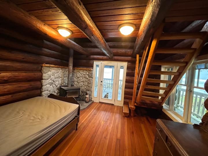 Glavna spavaća soba, bračni krevet (160x200). 
Ognjište na drva. 
Stepenice vode do potkrovlja na katu u kojem se nalazi još jedan bračni krevet.