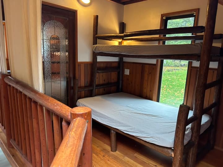 U potkrovlju na drugoj etaži, iznad stola za blagovanje.
Bračni krevet na donjem krevetu, krevet za jednu osobu na vrhu.
Iza kliznih džepnih vrata nalazi se još jedan krevet na kat koji je potpuno isti.
Više zavjesa može se objesiti kako bi se povećala privatnost. 