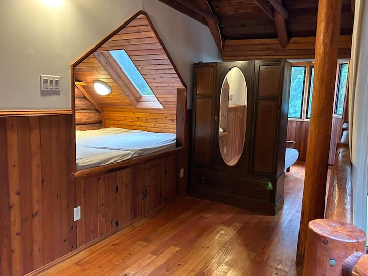 Potkrovlje na drugoj razini u glavnom prostoru.
U spavaćem kutku sobe Moon nalaze se dva madraca za bračni krevet.
Iza starinskog ormara nalazi se futon, veličine bračnog kreveta. 