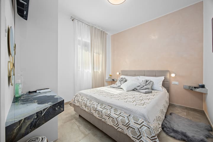 ห้องหมายเลข 1 ห้องมีสิ่งอำนวยความสะดวกสำหรับการพักผ่อนผ้าปูที่นอนผ้าฝ้ายซาตินหมอนขนาดเล็กผ้าเช็ดตัวผ้าฝ้ายและเสื้อคลุมอาบน้ำ มีผ้าห่มสำรอง Welchina shrimp 160 * 200.