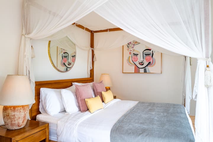 ห้องนอน 2 ห้องน้ำในตัวพร้อมเครื่องปรับอากาศและพัดลมเพดาน