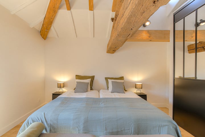 ️ Segundo dormitorio luminoso con dos camas individuales que se pueden modular en una cama doble según sus necesidades. Ropa de cama de calidad, gran armario de almacenamiento y ambiente cálido bajo las vigas vistas para una estancia cómoda ✨