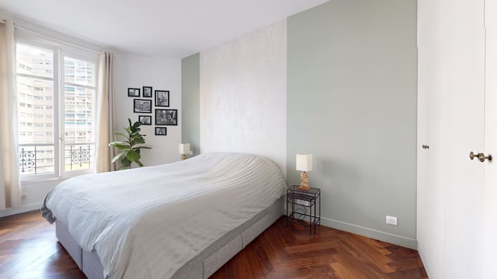 Habitación de 15 m² con armario empotrado y armarios. Cama King size (180 cm x 200 cm) de alta calidad. Cuna previa solicitud.