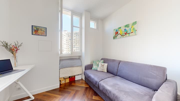 Se instalan persianas opacibles en la habitación. El sofá se despliega en una cómoda cama doble de calidad. Cuna para bebé disponible bajo petición.