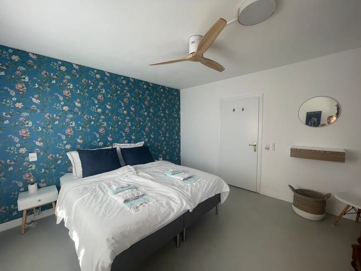 Spálňa Riva. Nová posteľ s rozmermi 180 x 200 cm. Záclony, siete proti komárom a rolety na úplné zatemnenie. Stropný ventilátor na chladenie počas letných mesiacov. Veľká bielizeň, nočné stolíky s lampou na čítanie. (Appartamento Rosa - 2. poschodie)