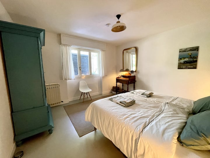 Spálňa Stone Blue. Nová posteľ s rozmermi 180 x 200 cm. Záclony, siete proti komárom a rolety na úplné zatemnenie. Stojaci ventilátor na chladenie v letných mesiacoch. Veľká bielizeň, nočné stolíky s lampou na čítanie. (Appartamento Blu - 1. poschodie)