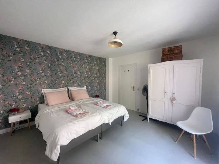 Spálňa Menaggio Nová posteľ s rozmermi 180 x 200 cm. Francúzske dvere na balkón. Záclony a rolety pre úplné zatemnenie. Stojaci ventilátor. Veľká bielizeň, nočné stolíky s lampou na čítanie. (Appartamento Rosa - 2. poschodie)