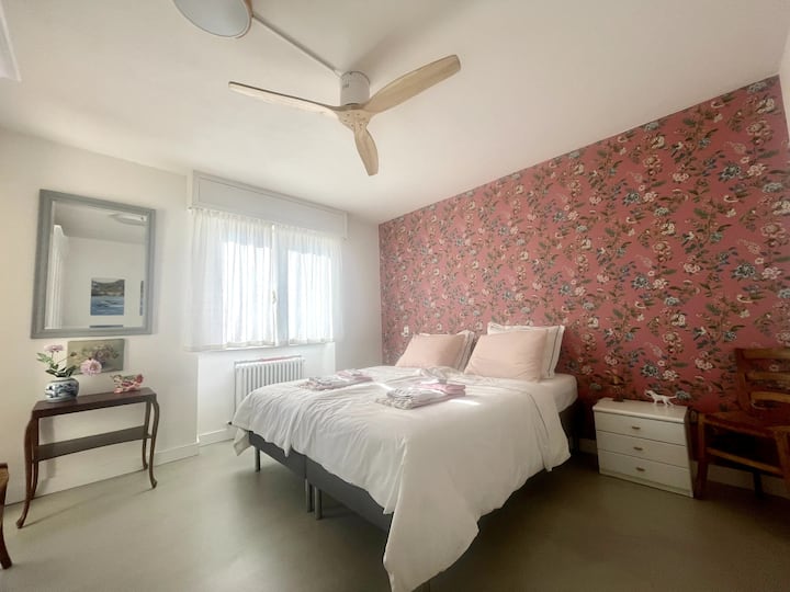 Spálňa Cinder Rose. Nová posteľ s rozmermi 180 x 200 cm. Záclony, siete proti komárom a okenice na úplné zatemnenie. Stropný ventilátor na chladenie počas letných mesiacov. Veľká bielizeň, nočné stolíky s lampou na čítanie. (Appartamento Blu - 1. poschodie)