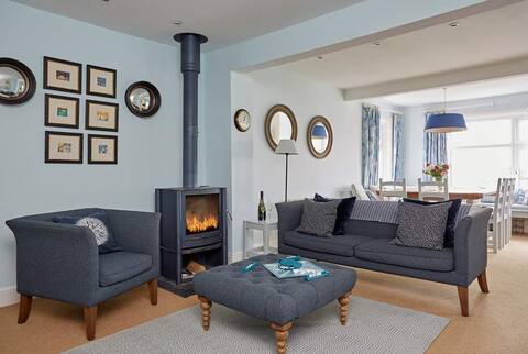 Crowsteps: Cosy Coastal Home, Sea Views in Seaview