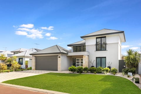 Successful Airbnb property: * 2 Story luxury beach house * in Geographe