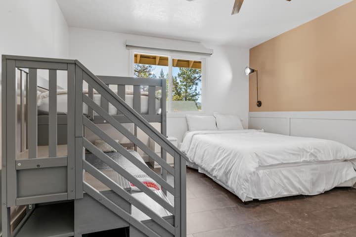 Მეოთხე საძინებელი, რომელშიც არის Queen ‑ ის ზომის საწოლი და ორადგილიანი ორადგილიანი საწოლი.