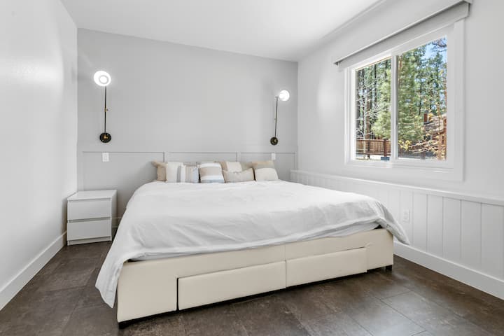 Მთავარი საძინებელი, რომელშიც დგას დიდი ზომის საწოლი.