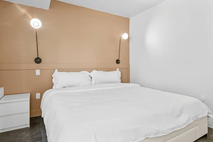 Მეორე საძინებელი, რომელშიც დგას Queen-ის ზომის საწოლი.