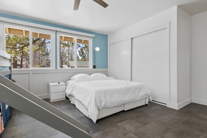 Მესამე საძინებელში წარმოდგენილია ორადგილიანი საწოლი.