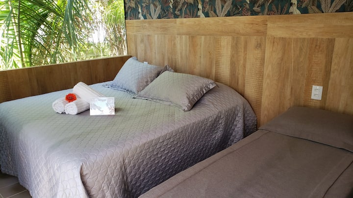 חדר שינה עם וילונות, מיטת קינג סייז אחת ומיטת יחיד אחת, מצעים, Smartv ומיזוג אוויר.

