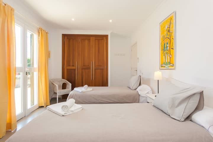 Პირველი სართული: საძინებელი: 2 × ერთადგილიანი საწოლი, სააბაზანო (საშხაპე, ტუალეტი), ტერასის/ბაღის კარები
