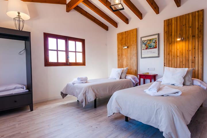 Პირველი სართული: საძინებელი: 2 ერთადგილიანი საწოლი + 1 დამატებითი ერთადგილიანი საწოლი, A/C, სააბაზანო (საშხაპე, ვილა ლილა - პოლენსა
