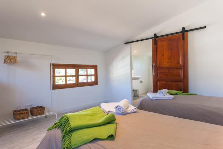 Პირველი სართული: საძინებელი: 2 ერთადგილიანი საწოლი, სააბაზანო (საშხაპე, ტუალეტი) ვილა ლილა - პოლენსა
