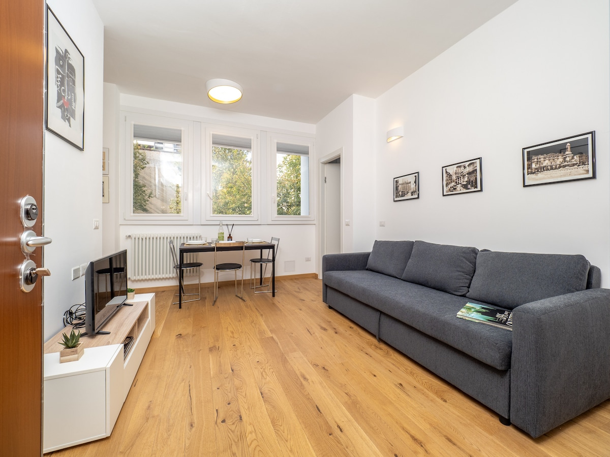 Deze Milanese woonkamer is een viering van stedelijke elegantie, waar moderniteit en comfort in een perfecte balans samenkomen.