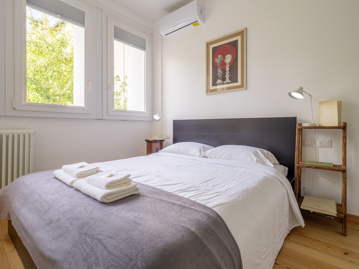 Deze slaapkamer, een hoekje van sereniteit en verfijning, is de ideale plek om te ontsnappen aan het hectische tempo van het dagelijks leven. 