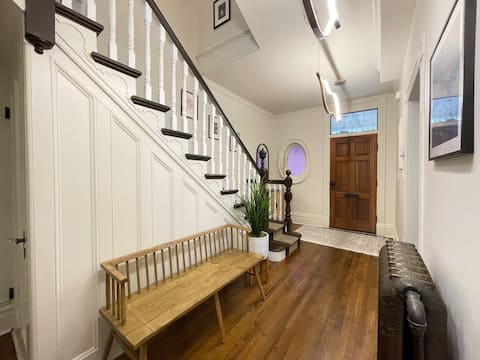Top performing Airbnb: Robie House *10ppl* 20 min walk to waterfront in South End