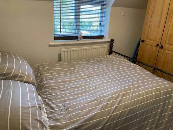 Საძინებელი 2 გარდერობით, ბაღის ხედები და ღია მინდვრები