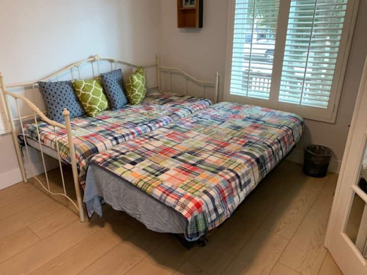 Posteľ typu Trundle v spálni