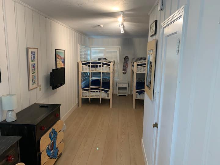 Poschodová izba na prízemí s kúpeľňou so sprchovacím kútom