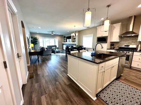 4bd sleeps 8, pet friendly, 8 mins to DT Caldwell