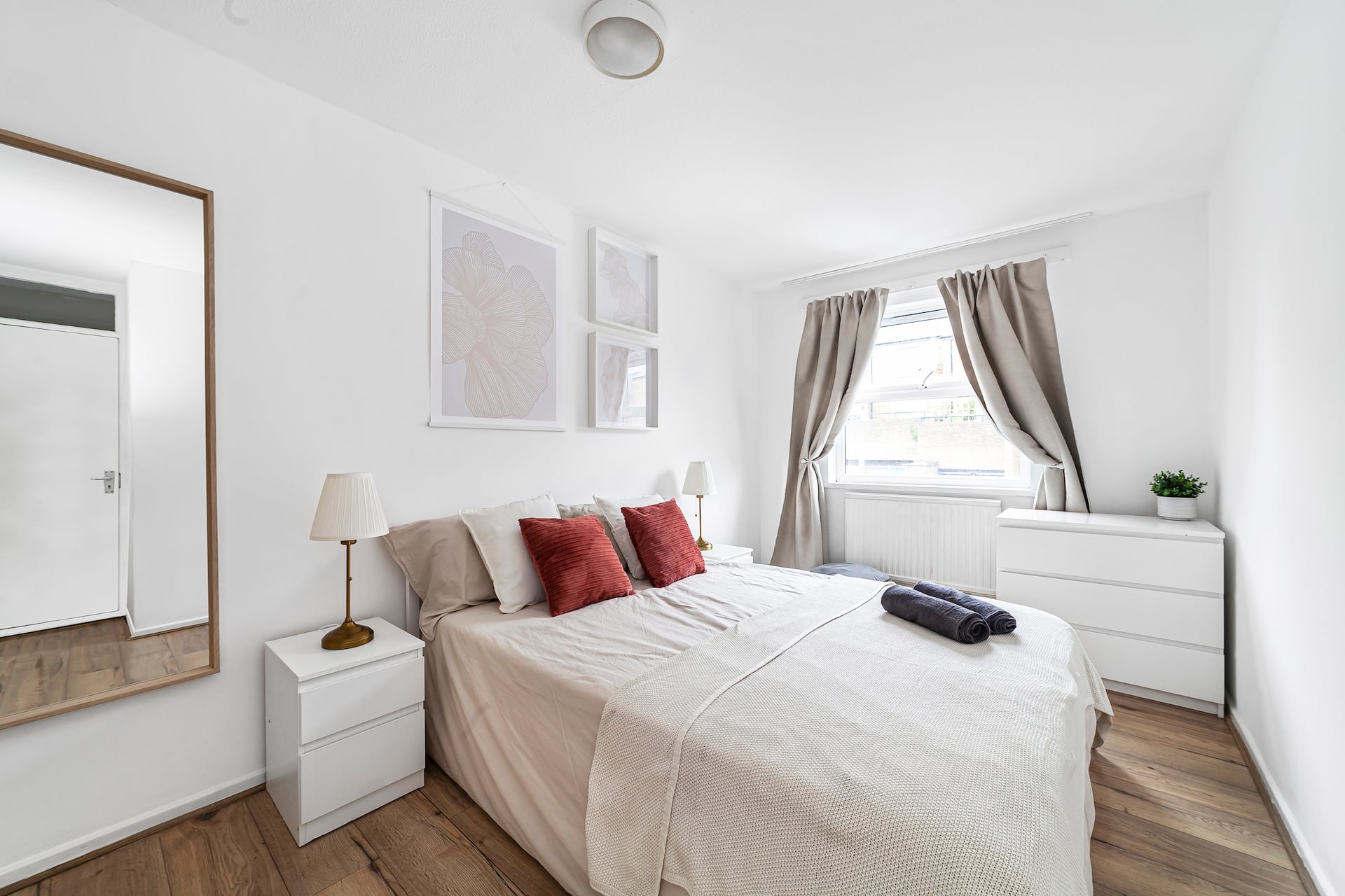 Bright 3 Bed Garden House, Haggerston, Parking